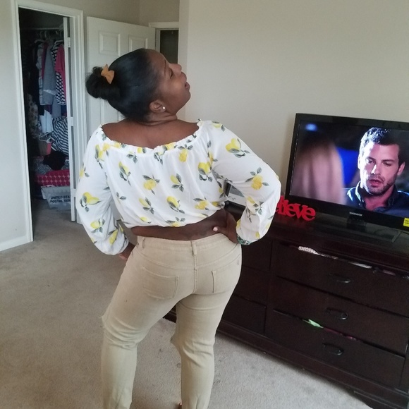 Off the shoulder lemon shirt - Picture 2 of 2